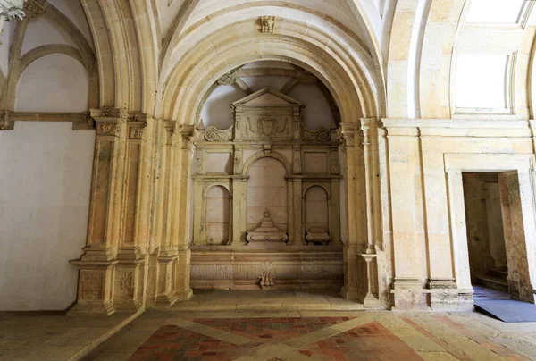 Renessanssin Suihkulähde Pesuallas Kristuksen Luostarin Sisäänkäynnin Yhteydessä Tomar Portugali — kuvapankkivalokuva