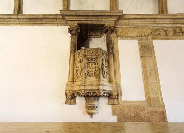 在葡萄牙托马尔的基督修道院的食堂里 欣赏为吃饭时阅读而保留的草坑的精彩绝伦的雕刻 — 图库照片