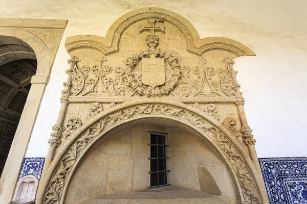 ディオゴ グランド マスター または前 1523 キリスト騎士団トマールのキリスト修道院の墓地の回廊に位置する記念碑的な墓の詳細 — ストック写真