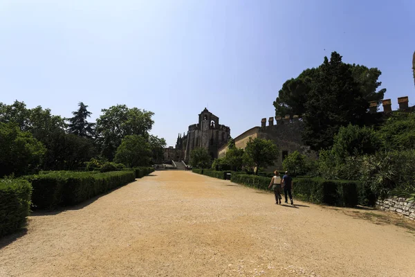 2018年6月24日 在葡萄牙托马尔 人们沿着圣殿骑士城堡入口和基督修道院之间的长廊散步 — 图库照片