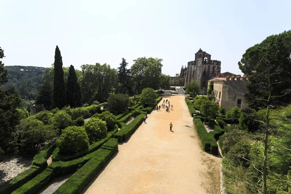 Pessoas Caminhando Longo Passeio Entre Entrada Castelo Templário Convento Cristo — Fotografia de Stock