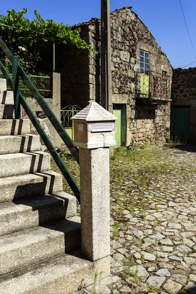 美しいレターボックスは ポルトガルのGouveia Mesquelaの村の家の階段の欄干の一部です — ストック写真