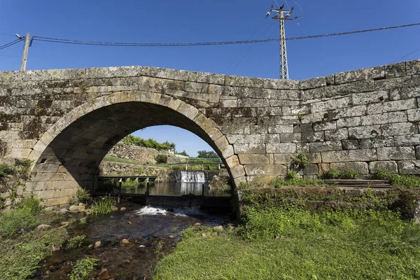 Vista Arco Redondo Clássico Perfeito Ponte Romana Atravessando Pequeno Rio — Fotografia de Stock