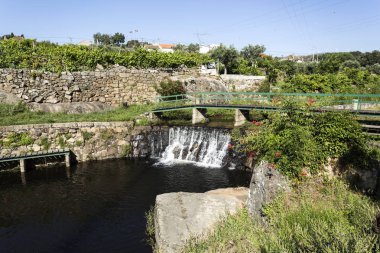 Gouveia, Portekiz Mesquitela köyü Roma Köprüsü yakınlarında küçük bir nehir üzerinde oluşturulan bir eğlence yüzme tesisleri görünümünü