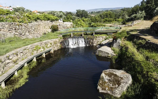 在葡萄牙古维亚的梅斯基拉村罗马桥附近的一条小河上建造的休闲游泳设施的景色 — 图库照片