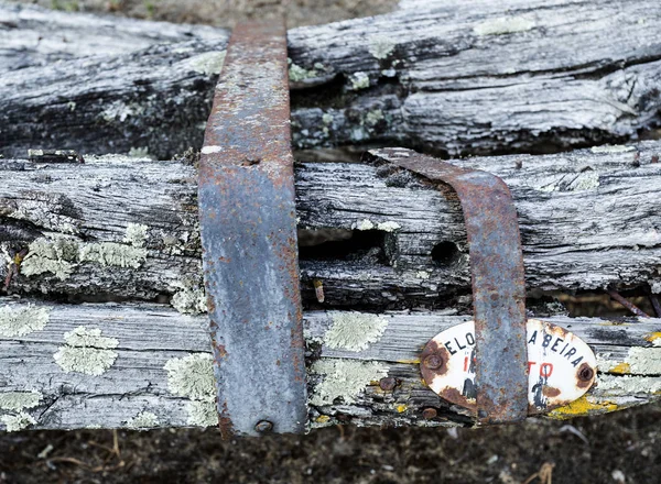 伝統的な二輪車牛車 または去勢牛カート ビンテージ ナンバー プレートが完全にポルトガル北部の荒廃の進んだ状態の木材の製 — ストック写真