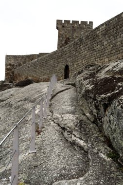 Ortaçağ Kalesi yanında belgili tanımlık yol-in granit tepe tepe yukarıdaki nazik yamaç tırmanışı kalenin kurulmuş, Linhares da Beira, Portekiz erişimdir