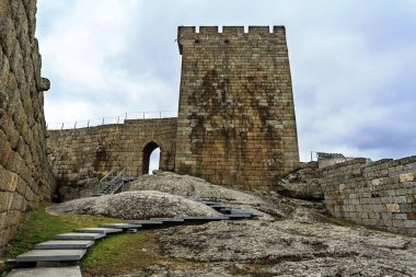 Linhares da Beira Ortaçağ Kalesi, Gouveia, Portekiz ve modern geçit içinde tutmak kule erişmek için