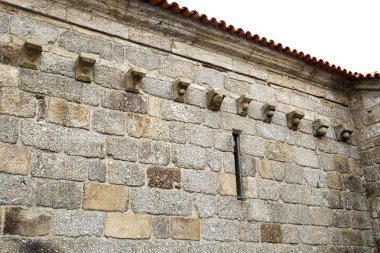 Romanesk korniş corbels (cachorrada) görünümünü yerel Granit taş, içinde tarihi köy Linhares da Beira, Gouveia, Portekiz oyulmuş hayvan şeklinde ve antropomorfik motifleriyle dekore edilmiştir.