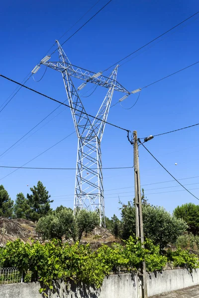 鋼格子とローカル電力供給用 パイロンで作られた長距離送電鉄塔 — ストック写真