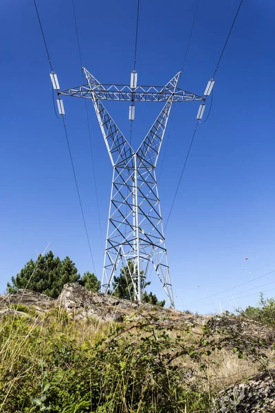 送電鉄塔 発電塔または送電鉄塔が背の高い構造 通常鋼鉄格子タワーまたは頭上式の電力線をサポートするための パイロン — ストック写真