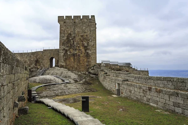 花崗岩の露頭を横断するリニャレス ベイラの中世城 ポルトガル Gouveia および現代の通路の天守に時計塔からの眺め — ストック写真