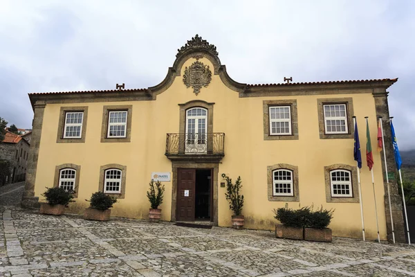 壮大な 世紀のファサード バロック コルテ中断マナー 印象的な紋章のコーニスで突破 今日は 2018 日リニャレス ベイラ ポルトガルのリニャレス — ストック写真