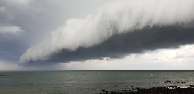 Moreton hızla yaklaşan Redcliffe Yarımadası, Avustralya Körfezi üzerinde şiddetli bir fırtına görünümünü