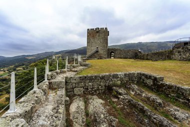 Ortaçağ Kalesi 11 yüzyıl sonu arasında inşa ve başlamak 12thcentury Romano Gotik mimari tarzı, 19 Temmuz 2018 yılında Linhares da Beira, Portekiz
