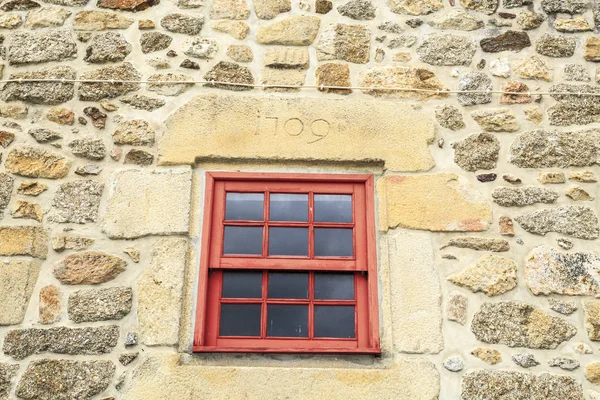 Finestra a ghigliottina rossa su una finestra di pietra incorniciata — Foto Stock