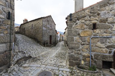 Granit duvarlar ve yol kaldırım içinde tarihi köy, Linhares da Beira, Beira Alta, Portekiz ile dar bir sokak görünümü