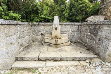 Linhares da Beira, Beira Alta, Portekiz yerel Granit taş görünümü genel su çeşme yapılmış