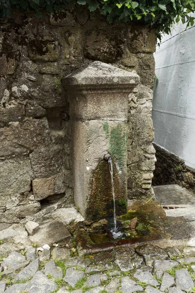 Pequena Fonte Com Água Corrente Contínua Encontrada Numa Rua Estreita — Fotografia de Stock