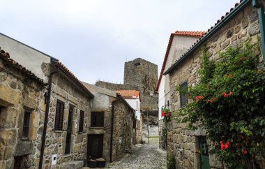 Panoramik, güzel tarihi köy, Linhares da Beira, Beira Alta, Portekiz, kalenin içinde belgili tanımlık geçmiş ile
