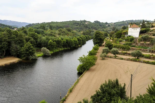 Θέα Στον Ποταμό Mondego Μεγαλύτερος Ποταμός Που Βρίσκεται Αποκλειστικά Στην — Φωτογραφία Αρχείου