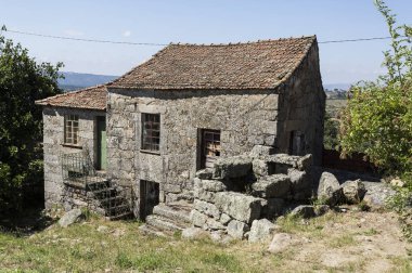 Portekiz 'deki Beira Alta bölgesinin kırsal mimarisinin geleneksel yerel granit evi