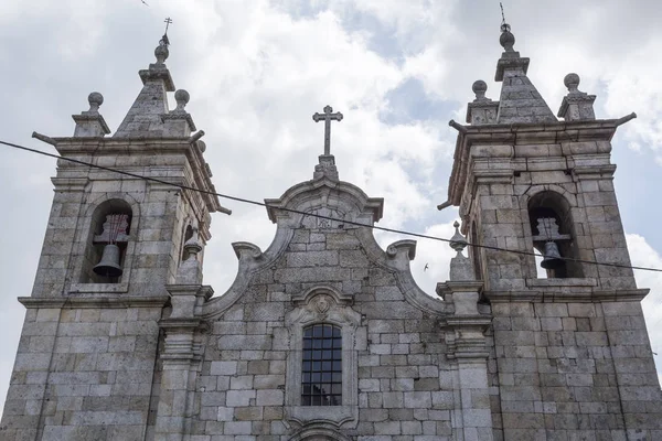 在葡萄牙的 Celorico Beira 拥有两座 Mannerist 钟楼的圣玛丽新古典主义和巴洛克式教堂的立面 — 图库照片
