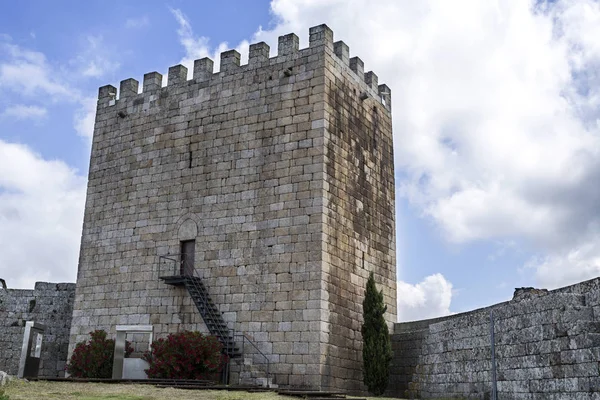 Ortaçağ Dağ Kalesi Yüzyıllarda Romanesk Gotik Stiliyle Duvarlar Merlons Yoksun — Stok fotoğraf