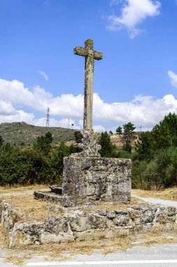 Ayrıntı Latin çapraz taştan köprü Lavandeira, Celorico da Beira yakınındaki kuzey ucundaki bitkisel bezemeli Beira Alta, Portekiz süslü
