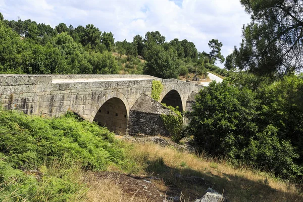 保存完好的三座拱门和倒 板的桥梁 1652年 建在葡萄牙贝拉 阿尔塔 Celorico Beira 附近的罗马建筑遗址上 — 图库照片