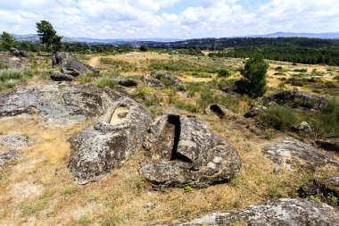 Granit kaya çiftinin görünümünü St Gens nekropol alanında Celorico da Beira, Portekiz Beira Alta yakınındaki antropomorfik mezar kesmek