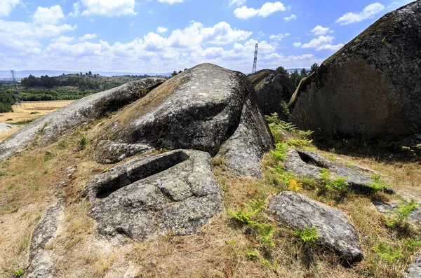 花こう岩の石の表示カット セロリコ ベイラ ベイラ アルタ ポルトガルの近く Gens ネクロポリス サイトで非擬人化の墓 — ストック写真