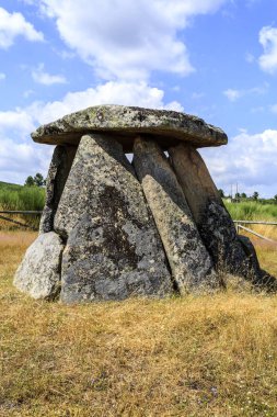 Matanca Dolmen veya katliam, Fornos de Algodres, Portekiz, yakınındaki dokuz sahne ile bir mezar odası ve Neolitik dönem (yaklaşık 2900-2640 M.Ö olduğuna inanılan). 