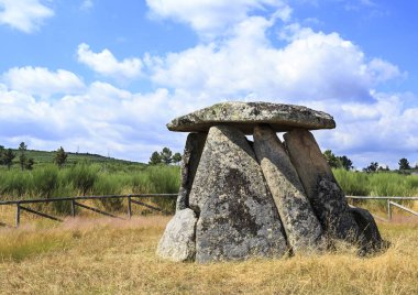 Matanca Dolmen veya katliam, Fornos de Algodres, Portekiz, yakınındaki dokuz sahne ile bir mezar odası ve Neolitik dönem (yaklaşık 2900-2640 M.Ö olduğuna inanılan). 