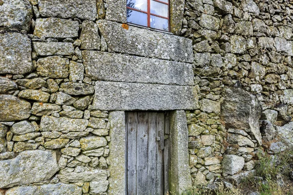 ポルトガルのベイラ アルタ地域の農村建築の伝統的な地元の花崗岩の家のないモルタル工事の詳細 — ストック写真