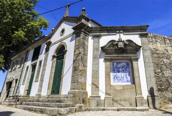 モノクロ タイル パネル ピラスターが並ぶし フリーズとペディメント 2018 日カストロ ダイレ ポルトガルでのカトリックの礼拝堂周辺のラテン系の十字によって中断に青とニッチ — ストック写真