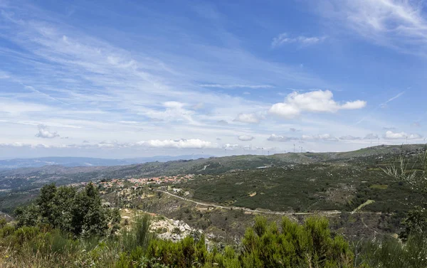 Panoramik Bir Köyünü Rüzgar Çiftliği Ortasında Montemuro Dağ Aralığı Kuzey — Stok fotoğraf