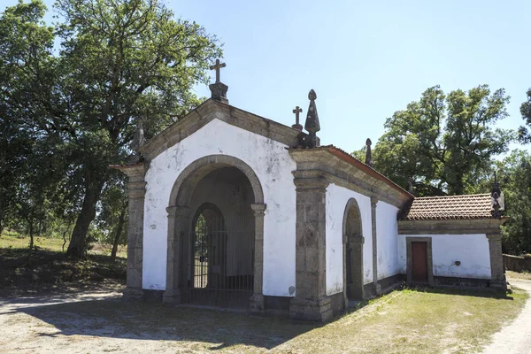 帕德劳小礼拜堂 Chapel Lord Padrao 是一座18世纪的小礼拜堂 位于葡萄牙圣塔尔索的帕德劳山青铜器时代考古遗址附近 — 图库照片