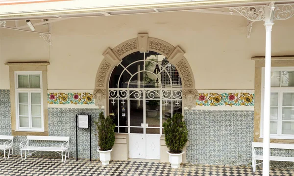 新艺术风格赌场的主要入口杜卢索建于 1886年 是一个很好的建筑范例的贝尔时代美学 在示乐时代美学 2018年7月23日在葡萄牙卢索 — 图库照片