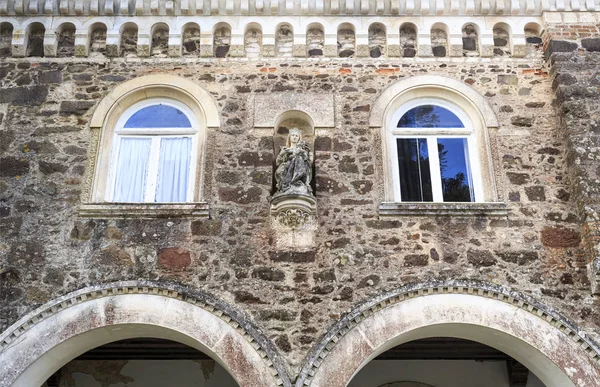 ブサコ ポルトガルで マヌエル様式の 世紀後半に建てられたブサコの王宮ホテルの壁に聖母と子のイメージと宗教的ニッチ — ストック写真