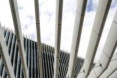 Lizbon, Portekiz 'deki iki kule arasında tavana benzeyen uzun paralel kirişlerin ayrıntıları