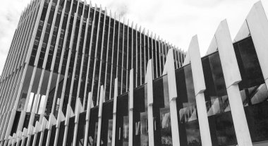 Dikey yapısal bıçaklar ve ayna cam cephe Lizbon merkezinde modern mimarinin B&W görünümünü