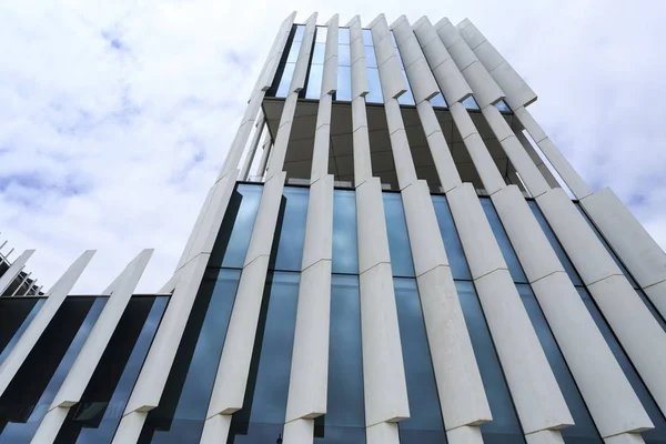 Dikey yapısal bıçaklar ve modern mimarinin şehir Lizbon, Portuga ayna cam cephe görünümü