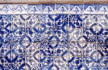 Lizbon, Portekiz Santa Luzia belvedere, çiçek ve geometrik motiflerle tarihi çinileri paneli