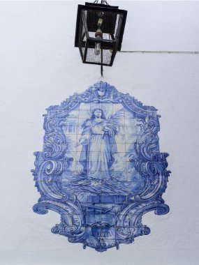 Saint Lucia, kilise Santa Luzia ve St sütyen, duvar üzerinde 16 Temmuz 2018 Lizbon, Portekiz tasvir eden tarihi karosu panel