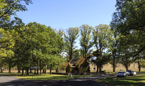 Vista Gostwyck das Árvores Elm e Capela — Fotografia de Stock