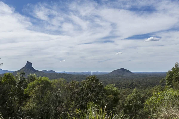 Glass House Mountains com vista para o mirante — Fotografia de Stock