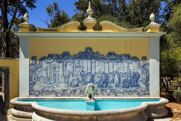 Fontaine d'eau Cascais et panneau de tuiles — Photo