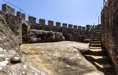 Romanesk ve Gotik tarzında Penela Ortaçağ Şatosu