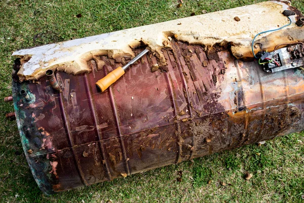 Afstrippen Van Isolatie Een Afgedankte Koperen Warmwatertank Voor Schrootmetaalhandel — Stockfoto